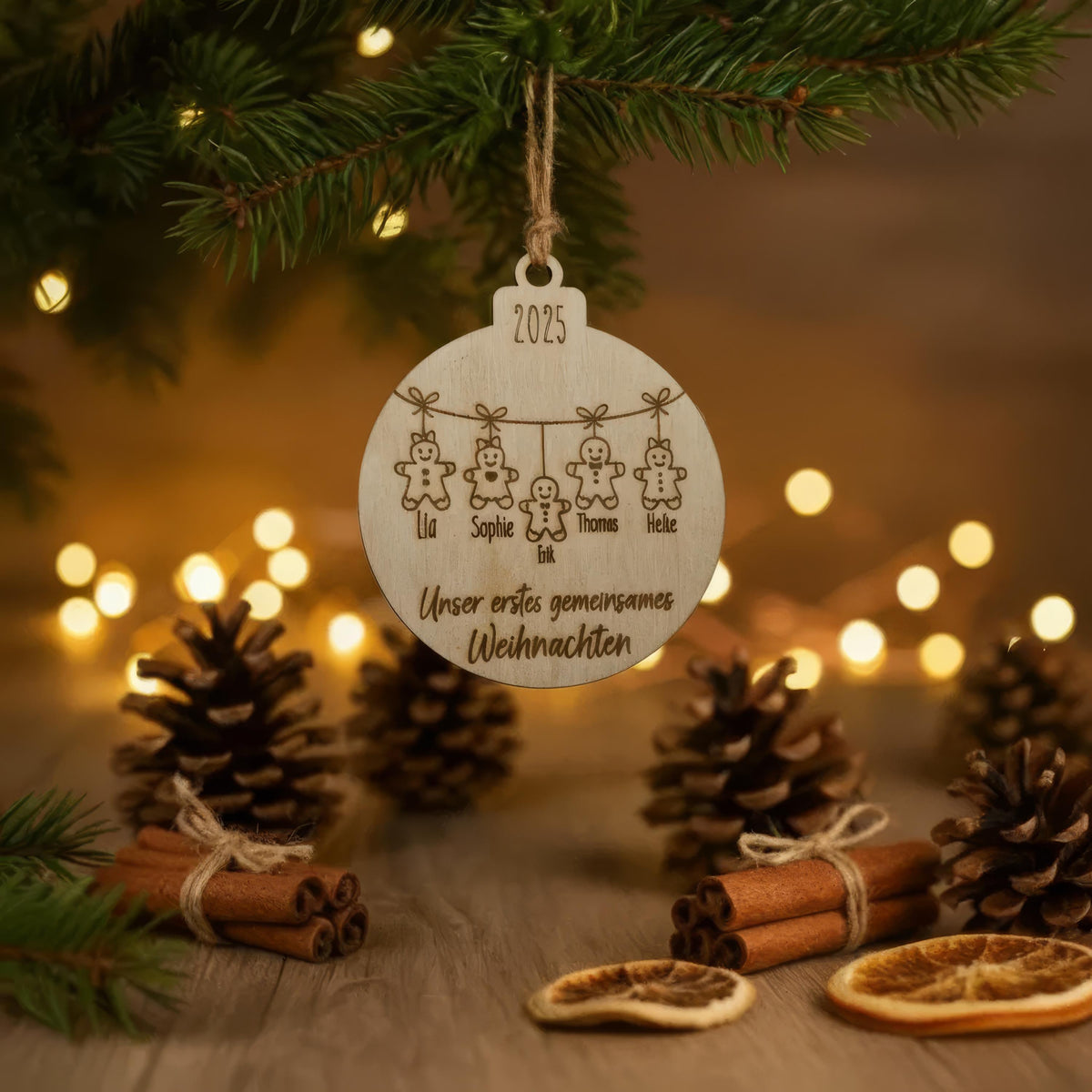 Personalisierter Christbaumanhänger Familie Holz – Produktansicht 2