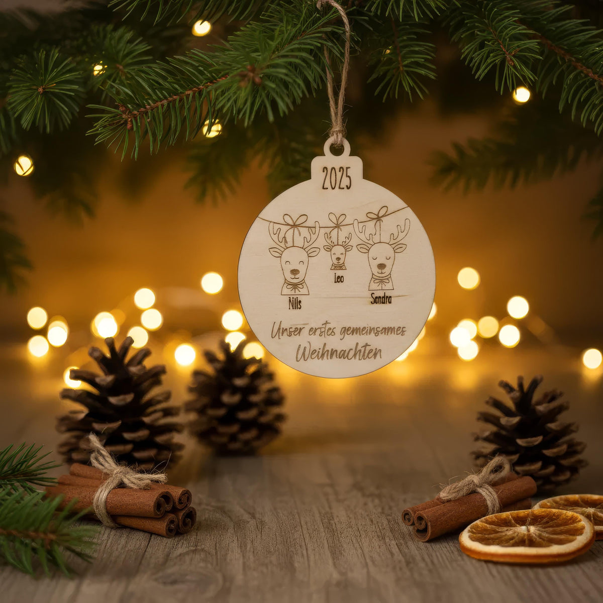Personalisierter Christbaumanhänger Familie Holz – Produktansicht 3