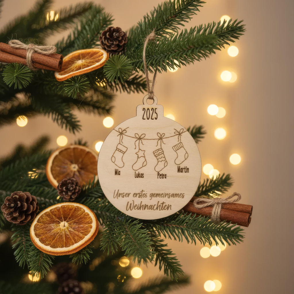 Personalisierter Christbaumanhänger Familie Holz – Produktansicht 4