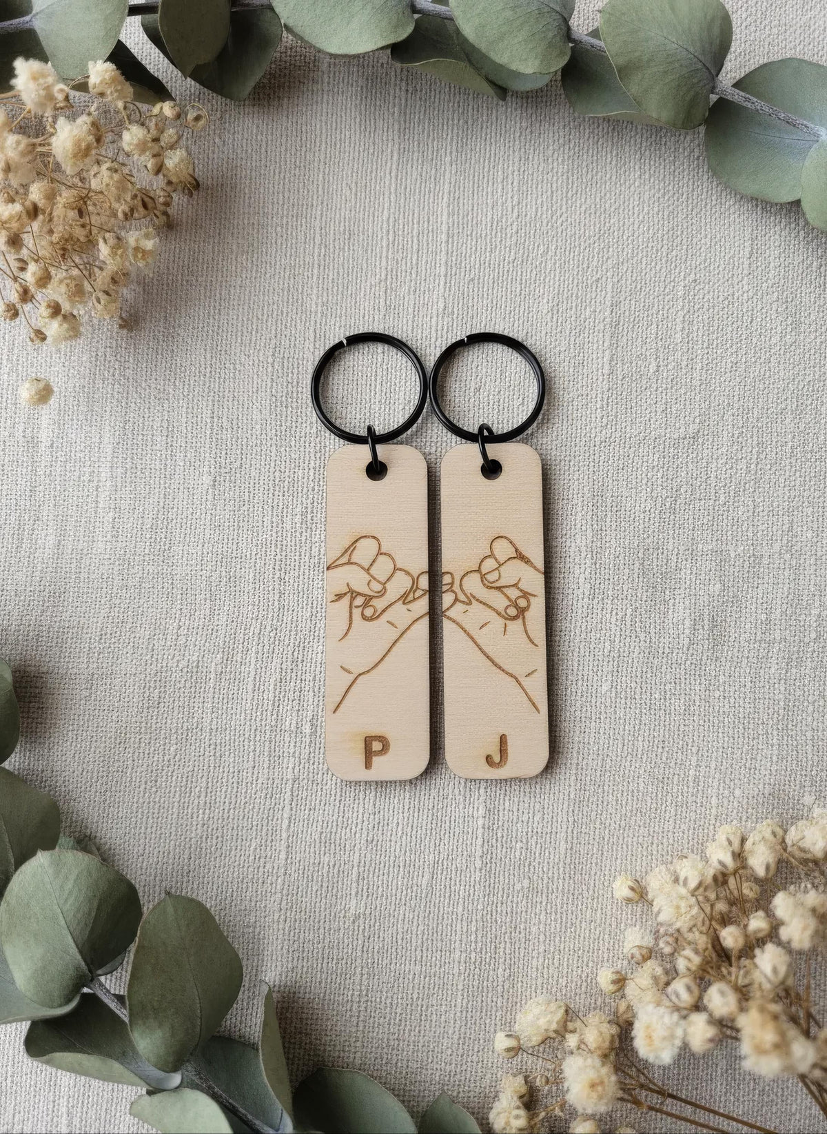 Partner-Schlüsselanhänger Holz, personalisiert, Herz-Hände oder Kleiner-Finger-Schwur, Lasergravur mit Initialen, Valentinstag Geschenk – Produktansicht 1