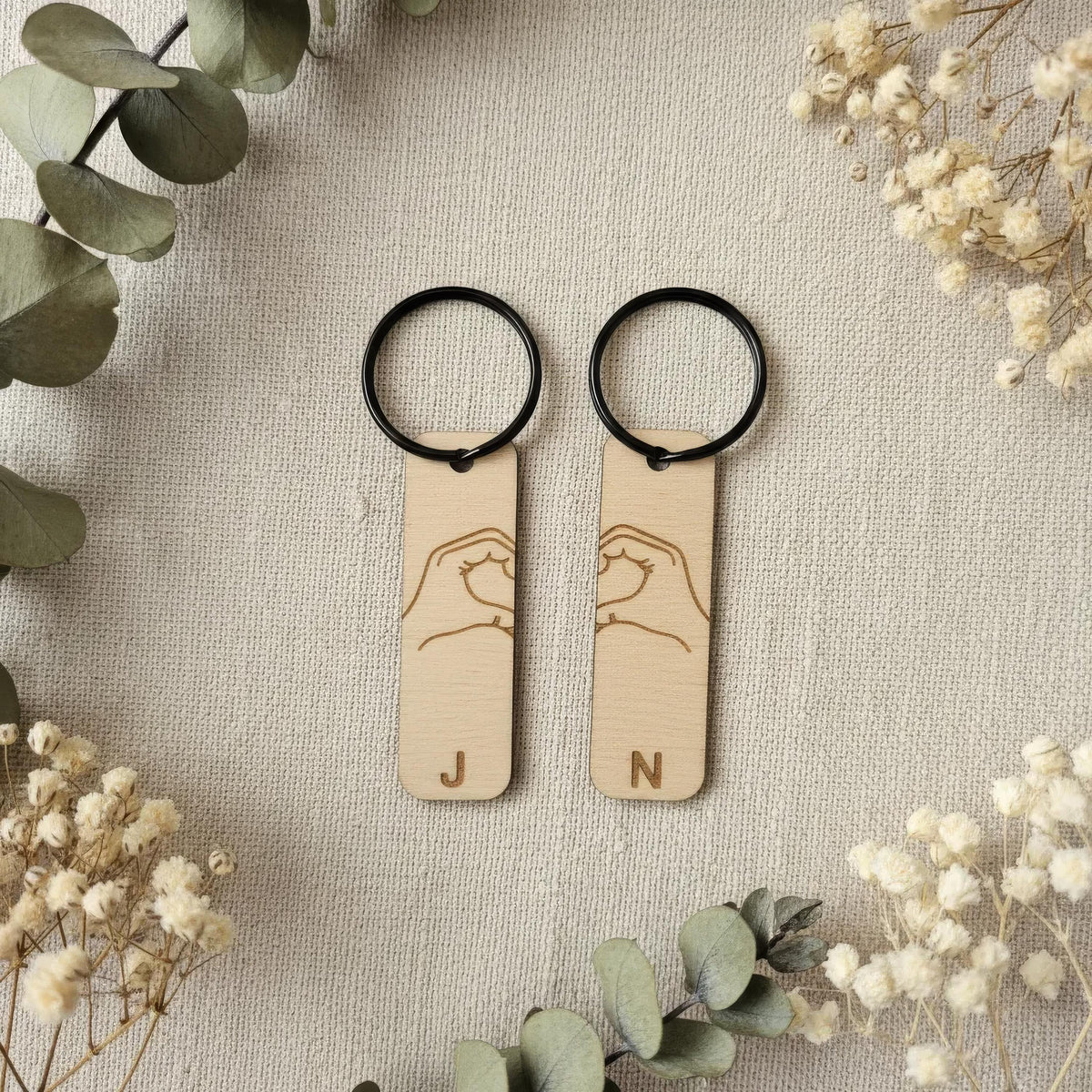 Partner-Schlüsselanhänger Holz, personalisiert, Herz-Hände oder Kleiner-Finger-Schwur, Lasergravur mit Initialen, Valentinstag Geschenk – Produktansicht 2