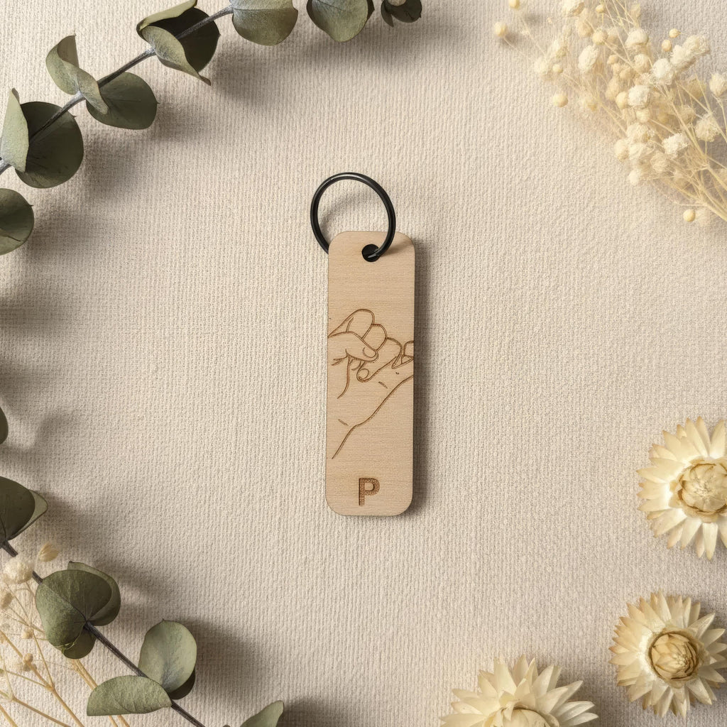 Partner-Schlüsselanhänger Holz, personalisiert, Herz-Hände oder Kleiner-Finger-Schwur, Lasergravur mit Initialen, Valentinstag Geschenk – Produktansicht 3