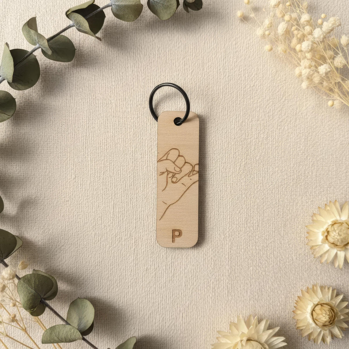 Partner-Schlüsselanhänger Holz, personalisiert, Herz-Hände oder Kleiner-Finger-Schwur, Lasergravur mit Initialen, Valentinstag Geschenk – Produktansicht 3