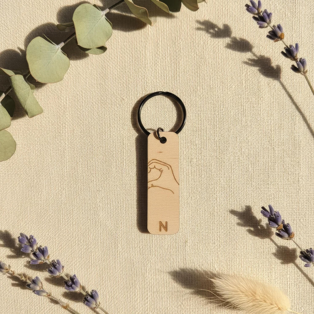 Partner-Schlüsselanhänger Holz, personalisiert, Herz-Hände oder Kleiner-Finger-Schwur, Lasergravur mit Initialen, Valentinstag Geschenk – Produktansicht 6