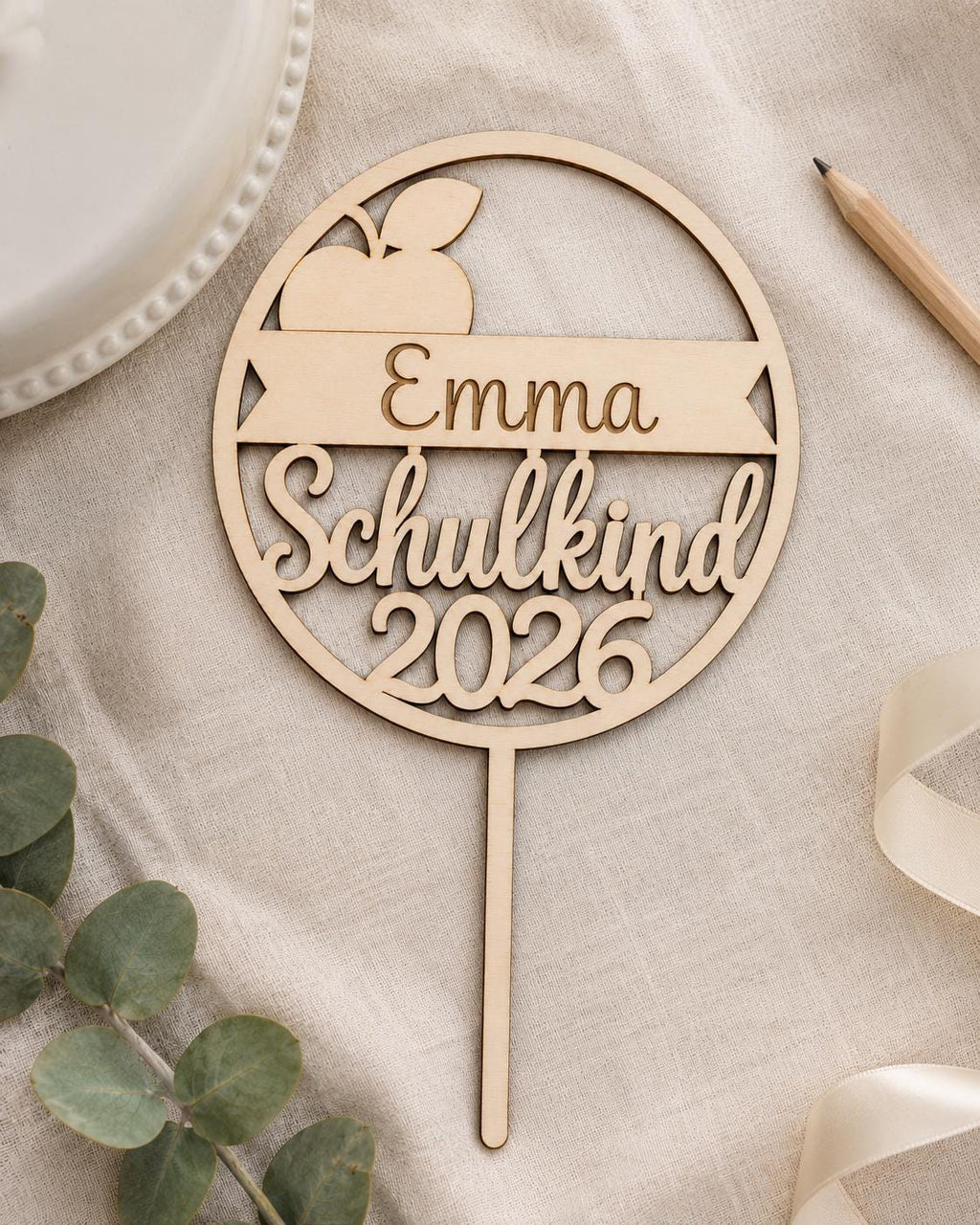 Personalisierter Cake Topper zur Einschulung mit Name aus Holz – Produktansicht 2
