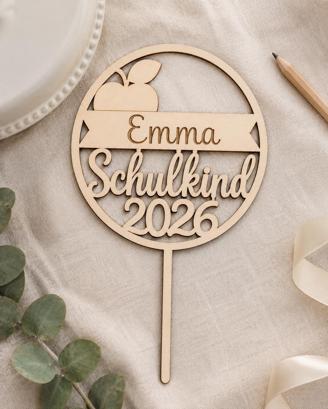 Personalisierter Cake Topper zur Einschulung mit Name aus Holz – Produktansicht 2