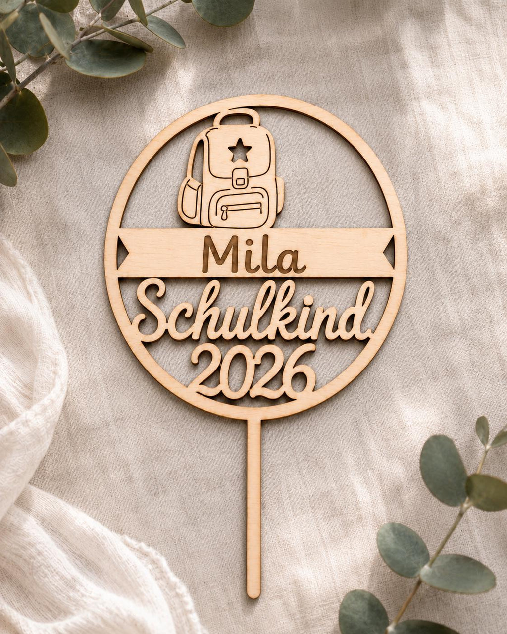 Personalisierter Cake Topper zur Einschulung mit Name aus Holz – Produktansicht 3
