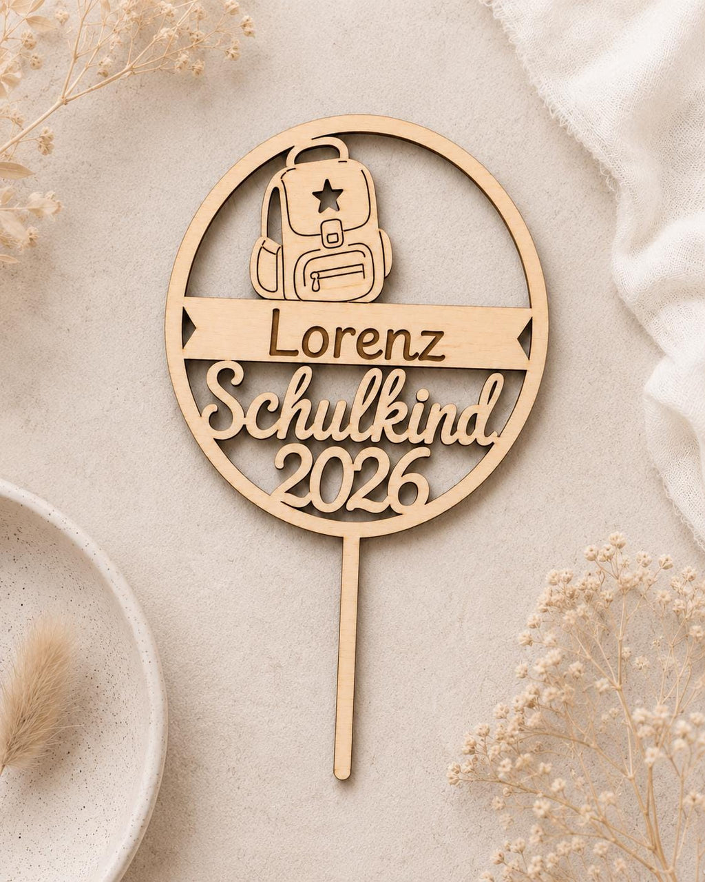 Personalisierter Cake Topper zur Einschulung mit Name aus Holz – Produktansicht 4